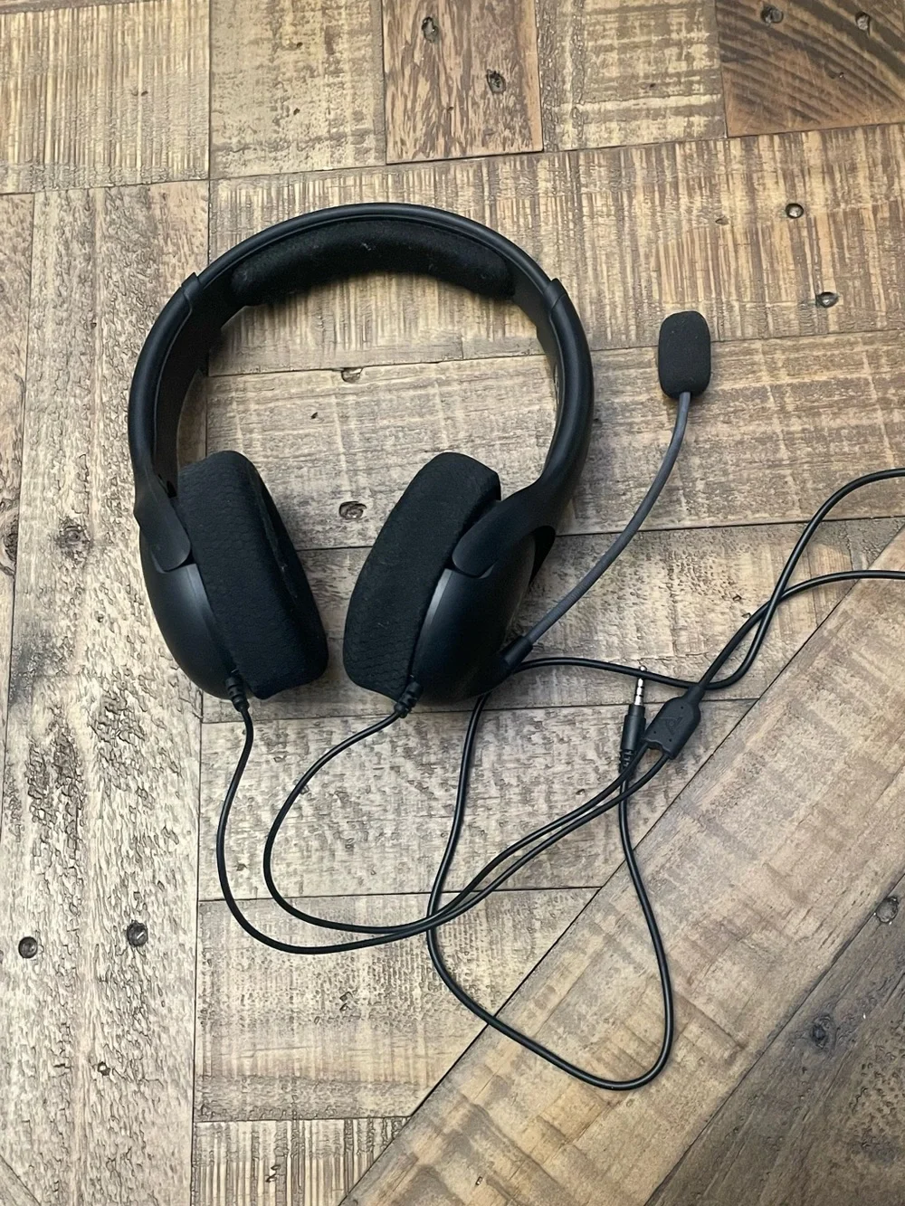 Black Wired Over-Ear Headset with Microphone - Gaming & Communication